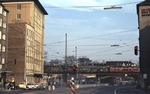 Eine unbekannte 215 überquert vor einem Nahverkehrszug nach Jünkerath die Venloer Straße am Bahnhof Köln-West. (10.04.1979) <i>Foto: Peter Schiffer</i>