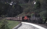 In alter und neuer ÖBB-Farbgebung befördern 1189.09 + 1189.02 einen Ganzzug bei Traunkirchen. (04.05.1979) <i>Foto: Peter Schiffer</i>