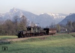 Wenig Mühe hatte ÖBB 1189.05 mit einem Fals-Wagen bei Traunkirchen. Im Hintergrund grüßen "Erlakogel" (li) und "Eibenberg" (re). (09.05.1979) <i>Foto: Peter Schiffer</i>