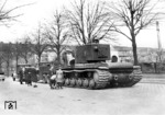 Panzertransport mit 2 Zugmaschinen der Culemeyer-Transportgruppe in den Straßen von Berlin. Es handelt sich offenbar um einen erbeuteten schweren sowjetischen Kampfpanzer vom Typ KW2. Vermutlich wird das Fahrzeug zum Berliner Lustgarten geschleppt, wo während des Krieges Beutewaffen ausgestellt wurden. (1941) <i>Foto: RVM</i>