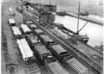 Röhrenumladung von der Reichsbahn aufs Schiff im Duisburger Hafen. (1938) <i>Foto: RVM</i>