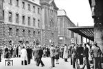 Seit der Einführung der Deutschen Mark (Ost) am 23. Juni 1948 erhielten alle Beschäftigten der Deutschen Reichsbahn ihren Lohn in dieser Währung, die anfangs auch in Westberlin gültig war. Bereits nach wenigen Monaten aber mussten die in Westberlin wohnenden Eisenbahner wesentliche Dinge in West-Mark bezahlen. Weil das Wertverhältnis beider Währungen sich schon zu dieser Zeit bei etwa 1 zu 4 einpendelte, gerieten die Westberliner Eisenbahner durch die Lohnzahlung in Ostgeld in größte Not. Mit Einführung der DM West ab 20. März 1949 als alleiniges gesetzliches Zahlungsmittel im Westteil der Stadt, gab es für die Reichsbahn immer noch keine Möglichkeit, diese Währung hier zu akzeptieren. Nach der Gesetzeslage war in der Sowjetischen Besatzungszone der Besitz von Westgeld strafbar. Die von der Reichsbahn erhobene Forderung, der Magistrat solle die Bezüge nach dem Vorbild der so genannten Grenzgänger in Westgeld umtauschen, musste dieser ablehnen, weil die Eisenbahner nicht in Ostberlin bei einem Ost-Betrieb tätig waren. Vielmehr befanden sich nicht nur die meisten Dienststellen der betroffenen Mitarbeiter, sondern seinerzeit auch der Sitz der Reichsbahndirektion in den Westsektoren. Am Ende führte dies zu einem Streik der westberliner Eisenbahner, der am 21. Mai 1949 begann. Dieser in der Geschichtsschreibung der DDR als "UGO-Putsch" bezeichnete Ausstand legte den Eisenbahn-Verkehr in den Westsektoren Berlins und den nach der Beendigung der Blockade soeben geregelten Interzonen-Eisenbahn-Verkehr lahm. Der Streikauftakt war überschattet von gewalttätigen Auseinandersetzungen zwischen Streikenden und Helfern der Eisenbahndirektion, die den Betrieb aufrechterhalten sollten. Schwerpunkte der Auseinandersetzungen waren die Bahnhöfe Charlottenburg, Schöneberg, Tempelhof und Gesundbrunnen. Am Bahnhof Zoo gab es sogar ein Todesopfer. Nachdem die Westalliierten die Besetzung der Bahnanlagen in den Westsektoren angeordnet hatten, waren am 24. Mai abends Ruhe und Ordnung wiederhergestellt. Der S-Bahnverkehr in den Westsektoren stand aber vollständig still. Die Erfüllung der Forderung der Streikenden auf Lohnzahlung in DM West zog sich bis Ende Juni 1949 hin. Die Zusagen, auf Maßregelungen gegen Beschäftigte nach Ende des Streiks zu verzichten, hielt die Reichsbahn auch nicht ein: Am 29. Juli 1949 erhielten 380 Mitarbeiter die fristlose Kündigung; weitere Entlassungen folgten später.  (05.1949) <i>Foto: RBD Berlin</i>