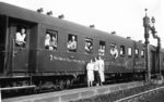 Familienbild während eines Unterwegsaufenthalts mit einem Sonderzug der Reichsbahn aus dem Schwarzwald. (1937) <i>Foto: Slg. Eisenbahnstiftung</i>