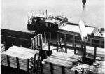Umladung von Schnittholz von der Reichsbahn auf ein Binnenschiff an der Elbe. (1941) <i>Foto: RVM (Ittenbach)</i>