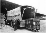 Verladen eines Rollcontainers in den Lkw eines beauftragten Reichsbahn-Fuhrunternehmers an der Güterabfertigung Hagen Hgbf. (1936) <i>Foto: RVM (Eckler)</i>