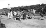 Ausflügler im Bahnhof Buchholz an der Hunsrückbahn Boppard - Simmern. Der Streckenabschnitt von Boppard nach Emmelshausen gilt als der steilste Adhäsionsbahnabschnitts Westdeutschlands. Die Bahn überwindet auf dem sechs Kilometer langen Abschnitt Boppard – Buchholz einen Höhenunterschied von 336 Metern mit einem Steigungsgrad von 6,09 % oder 1:16,4. (1928) <i>Foto: RVM</i>