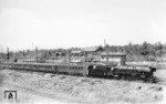 Die frisch mit einem Neubaukessel ausgerüstete Offenburger 01 1001 vor dem "Loreley-Express" F 164 (Basel - Hoek van Holland) hat soeben den Bahnhof Weil (Rhein) durchfahren und ist auf dem Weg nach Freiburg. (20.06.1954) <i>Foto: Carl Bellingrodt</i>