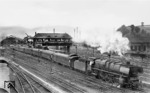 Die neu zum Bw Hagen-Eckesey gehörende 01 1073 verlässt mit D 31 den Hagener Hauptbahnhof. Das markante Reiterstellwerk II am Ende der Bahnsteige mit angeschlossener Signalbrücke stammt aus dem Jahre 1912 und wurde nach Kriegszerstörung nur provisorisch wieder aufgebaut. Die Ablösung erfolgte 1955 mit dem Fahrdienstleiterstellwerk Hpf. Südlich Richtung Wuppertal stand ein ähnliches Stellwerk I, dass allerdings nach der Zerstörung nicht wieder in Betrieb kam. (26.05.1949) <i>Foto: Carl Bellingrodt</i>
