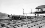 01 1074 passiert mit D 32 das Reiterstellwerk "Ub" mit angebauter Auslegersignalbrücke in der westlichen Bahnhofsausfahrt von Wuppertal-Unterbarmen. Rechts im Anschnitt ist die alte Holzbedachung an den Bahnsteigen zu erkennen, über den letzten Waggen lugt das Dach des tieferliegenden Empfangsgebäudes hervor.  (20.04.1949) <i>Foto: Carl Bellingrodt</i>