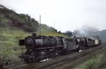 Gemeinsam befördern 44 1314 (Bw Bebra) und 41 216 (Bw Fulda) einen Güterzug am Drasenberg zwischen Elm und Flieden. (16.09.1958) <i>Foto: Brian Bittner</i>