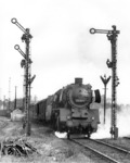 Ausfahrt frei für 50 829 im Güterbahnhof Hamburg-Harburg. (16.06.1958) <i>Foto: Walter Hollnagel</i>