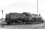 Die mit einem bay. 3 T 20.2-Tender gekuppelte 57 3016 im Bw Schweinfurt. (15.05.1935) <i>Foto: Hermann Maey</i>