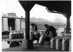 Milchkannenverladung auf einem unbekannten Bahnhof der RBD Stuttgart. (1937) <i>Foto: RVM</i>