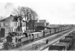 Die ehemalige Eutin-Lübecker 78 329 vom Bw Hamburg-Altona vor dem fast artrein gebildeten preußischen P 3561 im Bahnhof Elmshorn. Lediglich der Packwagen scheint sächsischen Ursprungs zu sein.  (22.03.1952) <i>Foto: Carl Bellingrodt</i>