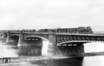 98 006 mit einem Güterzug auf der Elbebrücke in Dresden-Neustadt. (14.06.1936) <i>Foto: Werner Hubert</i>