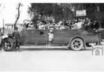 Ein leicht überbesetzter Bus der Reichspost in Grömitz an der Ostsee. (1931) <i>Foto: RVM</i>