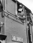 Ein russischer Heizer, dessen Alter das der Maschine offenkundig übersteigt, auf dem Führerstand der 38 3859. Die Lok war vom Dezember 1941 bis Juli 1944 im Osteinsatz, zuletzt beim Bw Skirotora (später Riga Vbf). (1943) <i>Foto: RVM (Korte)</i>