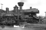 Genau 80 Jahre Lokomotiventwicklung liegen zwischen der 1860 gebauten GKB 860 (vorne) und 50 932 (Baujahr 1940) im Bw Hamburg-Harburg.  (15.02.1962) <i>Foto: Walter Hollnagel</i>