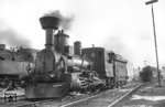 Die 1860 gebaute Lok Nr. 860 der Graz-Köflacher-Eisenbahn (GBK) fuhr 1962 anläßlich der deutschen Filmpremiere der bereits 1926 gedrehten Filmkomödie "Der General" von und mit Buster Keaton mit eigener Kraft von Graz bis Hamburg und wurde dort sogar von der Flutkatastrophe überrascht. Einen Tag vor der großen Flut wurde die Maschine vom Hamburger Direktionsfotografen im Bw Hamburg-Harburg abgelichtet. (15.02.1962) <i>Foto: Walter Hollnagel</i>