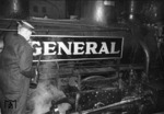 Der amerikanische Komiker Buster Keaton (mit Ölkanne) bei der Vorstellung seines Films "Der General" auf einer zu Filmzwecken umgebauten ehem. österreichischen Südbahnlok (spätere GKB Nr. 680) in Hamburg Hbf. (15.02.1962) <i>Foto: Walter Hollnagel</i>