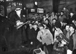 Die örtlichen Eisenbahner konnten sich offenkundig die besten Plätze sichern, als der amerikanische Komiker Buster Keaton (links mit Ölkanne) zur Vorstellung seines Films "Der General" auf einer zu Filmzwecken umgebauten ehem. österreichischen Südbahnlok (spätere GKB Nr. 680) in Hamburg Hbf eintraf. Der Film spielt zur Zeit des amerikanischen Sezessionskrieges und basiert auf dem historisch verbürgten Andrews-Überfall vom 12. April 1862. Der Lokomotivführer Johnnie Gray (gespielt von Buster Keaton) nimmt einsam die Verfolgung seiner von nordstaatlichen Spionen entführten Lokomotive "General" auf. Mit Hartnäckigkeit und Erfindungsreichtum gelingt es ihm, sowohl seine Maschine als auch die Gunst seines geliebten Mädchens Annabelle Lee zurückzuerobern (15.02.1962) <i>Foto: Walter Hollnagel</i>