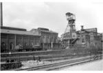 Blick auf die Steinkohlenzeche "Langenbrahm" am Bahnhof Essen-Rellinghausen. Die Kohlenförderung wurde 1958 eingestellt und die Gebäude an der Frankenstraße in den 1970er Jahren abgebrochen. Auf dem Gelände befinden sich heute die obligatorischen Bau- und Supermärkte. Die Bahntrasse wird als Radweg genutzt. (1932) <i>Foto: RVM</i>