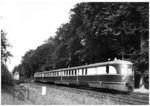 Mit der Zugverbindung FDt 65/66 wurde nach dem Zweiten Weltkrieg die Tradition der "Fliegenden Züge" zwischen Hamburg und Berlin wieder aufgenommen. Hier durchfährt ein SVT 137 der DDR-Reichsbahn den Sachsenwald bei Friedrichsruh auf dem Weg nach Hamburg. Der Hamburger Direktionsfotograf nutze diese Fotostelle für eine Vergleichsaufnahme mit dem ersten "Fliegenden Hamburgers", den er 1933 an gleicher Stelle fotografierte (vgl. Bild Nr. 1114) (28.08.1950) <i>Foto: Walter Hollnagel</i>