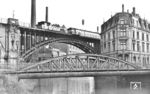 Angeblich soll hier die Essener 78 231 mit R 831 über die Wupperbrücke im Wuppertaler Ortsteil Rauental rollen, jedoch wurde diese Zugleistung von der RBD Wuppertal bedient.  (28.03.1938) <i>Foto: RVM-Filmstelle Berlin (Bellingrodt)</i>
