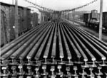 Die Deutsche Reichsbahn verwendete ab 1922 das S-49 Schienenprofil mit 49 kg/m, hier verladen als 15m Schienenstücke auf einem Rungenwagen. (1938) <i>Foto: RVM</i>