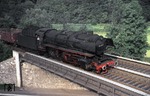 044 596-5 (44 596) überquert vor Ng 63170 nach Gremberg die Bundesstraße 62 zwischen Kleehahn und Wissen. (06.08.1974) <i>Foto: Peter Schiffer</i>