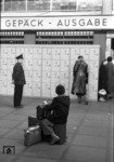 Die neue Schließfachanlage in Hamburg Hbf. (06.06.1958) <i>Foto: Walter Hollnagel</i>
