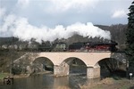 044 953-8 (44 953) und eine unbekannte 140 vor einem wegen Bauarbeiten auf der rechten Rheinstrecke umgeleiteten Güterzug auf der Siegbrücke bei Niederhövels. (29.01.1975) <i>Foto: Peter Schiffer</i>