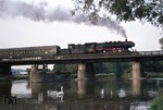 050 904-2 (50 904) überquert vor dem belgischen Militärzug Dm 38043 (Brüssel - Siegen) die Aggerbrücke bei Siegburg. Der vorbeiziehende Schwan sorgte zwar für Stimmung, machte aber im entscheidenen Augenblick die Spiegelung in der Agger zunichte. (19.09.1974) <i>Foto: Peter Schiffer</i>