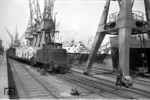 Die nagelneue V 60 714 rangiert im Hamburger Hafen. (12.05.1964) <i>Foto: Walter Hollnagel</i>