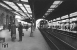 E 41 099 - damals noch im hochwertigen Schnellzugdienst eingesetzt - läuft im Bonner Hauptbahnhof ein.  (18.05.1962) <i>Foto: Walter Hollnagel</i>