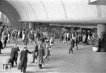 Blick in die modernisierte Empfangshalle des Kölner Hauptbahnhofs. (23.06.1962) <i>Foto: Walter Hollnagel</i>