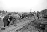 Muskelkraft ist im Gleisbauhof Hamburg-Harburg gefragt. (1938) <i>Foto: Walter Hollnagel</i>