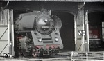 Die Erfurter 01 0529-6 (01 529) wartet im Bw Bebra auf ihre Rückleistung. (27.03.1973) <i>Foto: Wolfgang Bügel</i>
