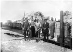 Die Rohstoffknappheit im Ersten Weltkrieg führte dazu, dass selbst Lumpen und Papierfetzen gesammelt und verwertet wurden. Die Lumpensammler präsentieren sich mit ihrem auf dem Rungenwagen "Hannover 40296" verladenen Ergebnissen dem Fotografen auf einem unbekannten Bahnhof. (1917) <i>Foto: RVM-Archiv</i>