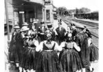 Reisegruppe in der landestypischen nordhessischen "Schwälmer Tracht" am Bahnhof Schlitz. (1932) <i>Foto: RVM</i>