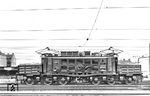 Die im Juli 1940 von der AEG an das RAW München-Freimann zur Abnahme abgelieferte E 94 005 posiert während einer Probefahrt im Bahnhof Innsbruck Hbf, beschildert mit "RBD Stuttgart/Bw Kornwestheim". Die vorgesehene Zuteilung wurde jedoch zwischenzeitlich zugunsten der RBD München verworfen. Nach der Abnahme stand die Lok ab 08.08.1940 dem Bw Innsbruck zur Verfügung.  (25.07.1940) <i>Foto: RVM-Filmstelle Berlin (Maey)</i>