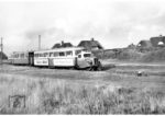 Ein Borgward-Leichttriebwagen der Sylter Inselbahn bei Kampen.  (1968) <i>Foto: Slg. Eisenbahnstiftung</i>