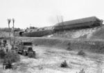 Am 8.8.1931 gegen 22.50 Uhr war auf den FD-Zug Basel–Berlin in der Nähe von Jüterbog ein Anschlag durch eine Gleissprengung verübt worden; sieben Personenwagen, der Gepäck- und der Speisewagen waren entgleist, zwei Personen waren schwerverletzt, eine größere Anzahl von Passagieren hatte leichte Verletzungen erlitten (DAZ Nr. 361–362 vom 11.8.31). Der Reichsverkehrsminister berichtete kurz über das wesentliche Ergebnis der amtlichen Untersuchung des Attentats auf den FD-Zug Basel–Berlin und teilte mit, daß man auf Grund der Untersuchung zu der Überzeugung gelangt sei, daß es sich um ein wohlvorbereitetes kommunistisches Attentat handele. Über die Person der Täter fehle bisher jeglicher Anhalt. Die Reichsbahn beabsichtige, auf die Ermittlung der Täter eine Belohnung von 20 000 M auszusetzen. (zeitgenössische Pressemeldung). (08.1931) <i>Foto: RVM-Archiv</i>