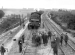 Am 8.8.1931 gegen 22.50 Uhr war auf den FD-Zug Basel–Berlin in der Nähe von Jüterbog ein Anschlag durch eine Gleissprengung verübt worden; sieben Personenwagen, der Gepäck- und der Speisewagen waren entgleist, zwei Personen waren schwerverletzt, eine größere Anzahl von Passagieren hatte leichte Verletzungen erlitten (DAZ Nr. 361–362 vom 11.8.31). Der Reichsverkehrsminister berichtete kurz über das wesentliche Ergebnis der amtlichen Untersuchung des Attentats auf den FD-Zug Basel–Berlin und teilte mit, daß man auf Grund der Untersuchung zu der Überzeugung gelangt sei, daß es sich um ein wohlvorbereitetes kommunistisches Attentat handele. Über die Person der Täter fehle bisher jeglicher Anhalt. Die Reichsbahn beabsichtige, auf die Ermittlung der Täter eine Belohnung von 20 000 M auszusetzen. (zeitgenössische Pressemeldung). (08.1931) <i>Foto: RVM-Archiv</i>