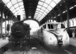 Der nagelneue als Tagesverbindung Ft 41/42 „Senator“ auf der Relation Hamburg–Zürich eingesetzte VT 10 501 trifft im Bahnhof Hamburg-Altona auf die 1921 gebaute 38 3240 vom Bw Hamburg-Harburg. Während die P 8 noch bis 1963 in Betrieb war, schied VT 10 501 bereits im November 1957 aus dem regulären Fahrbetrieb aus und dürfte damit der kurzlebigste Zug der DB gewesen sein. (10.06.1954) <i>Foto: Walter Hollnagel</i>