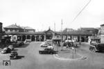 Der als Kopfbahnhof angelegte alte Heidelberger Hauptbahnhof verfügte über einen Bahnhofsvorplatz, der durch einen Arkadengang mit mittigem Torbogen zur Stadt hin abgetrennt war und somit einen abgeschlossenen Innenhof bildete. (14.09.1952) <i>Foto: Walter Hollnagel</i>