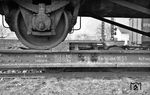 Radverkeilung eines Normalspur-Güterwagen auf dem Rollwagen "Karlsruhe 9655" im Bahnhof Mosbach. (01.03.1959) <i>Foto: Helmut Röth *</i>