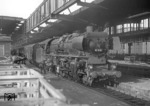Die beim Bw Hagen-Eckesey beheimatete 01 1089, mit der nach der Entfernung der Stromlinienverkleidung charakteristischen Vorwärmeranordnung, wartet in Düsseldorf Hbf auf Ausfahrt.  (02.04.1953) <i>Foto: A. E. Durrant</i>