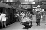 Gepäckträgerservice in Hamburg Hbf. (07.1956) <i>Foto: Walter Hollnagel</i>