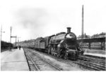 18 447 läuft vor FD 102 "Rheingold" in den Mainzer Hauptbahnof ein. Die Lok wird bis Mannheim am Zug verbleiben, dann wird eine badische 18.3 den Zug übernehmen. (1930) <i>Foto: Hermann Maey</i>